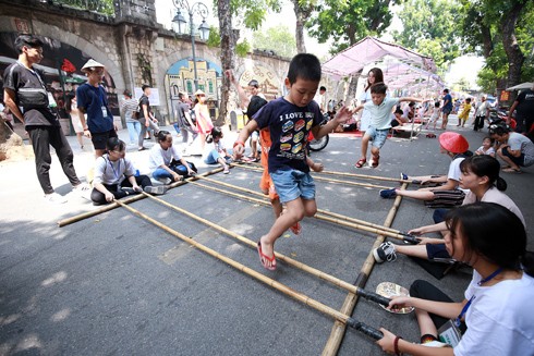 Những bức tường đá cổ ở phố Phùng Hưng chất chứa một Hà Nội nhuốm màu thời gian ảnh 1