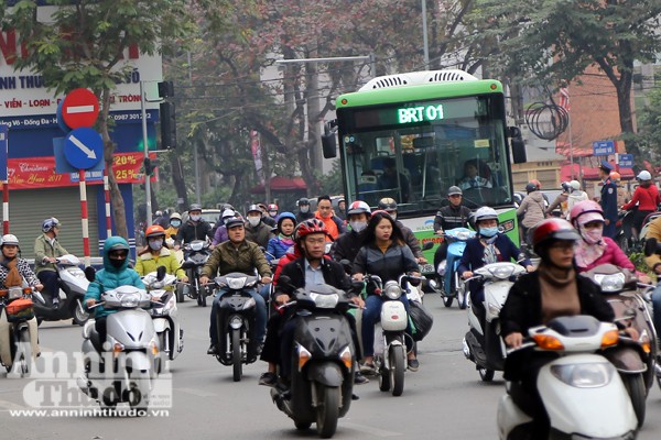 Xe buýt nhanh BRT bị "bao vây", "tạt đầu" đến nghẹt thở ảnh 9