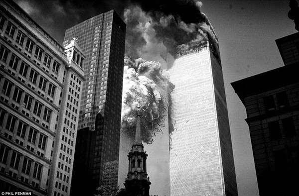 Nhiếp ảnh gia kể lại giờ phút kinh hoàng khi tòa tháp đôi Mỹ sụp đổ ảnh 3