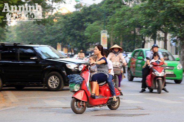 Tái diễn tình trạng không đội mũ bảo hiểm khi tham gia giao thông ảnh 6