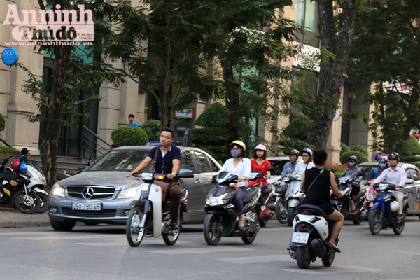 Tái diễn tình trạng không đội mũ bảo hiểm khi tham gia giao thông ảnh 2