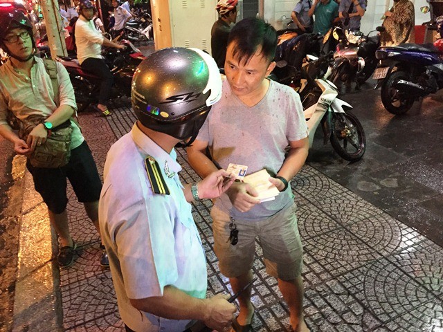 Ông Đoàn Ngọc Hải ra quân trong mưa, siêu xe bị xử lý ảnh 3