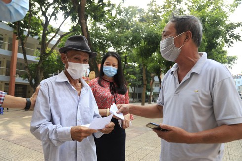 Người dân Hà Nội đã tự nâng cao ý thức khi dịch Covid-19 bùng phát trở lại Ảnh: LAM THANH