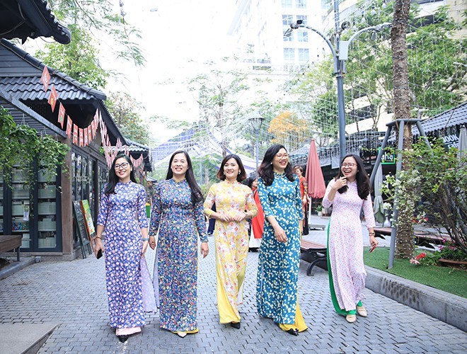 Vượt qua giá trị trong vai trò một sản phẩm thời trang, chiếc áo dài đã đạt đến vai trò quan trọng hơn đó là một sản phẩm văn hóa đặc trưng mang đậm bản sắc dân tộc,là biểu tượng của phụ nữ Việt Nam (Ảnh: Lam Thanh)