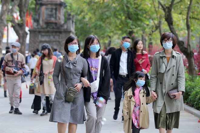 Hiện nay người dân không phải khó khăn trong việc lựa chọn phong cách theo bất kì quy chuẩn thời trang nào - Ảnh: LAM THANH