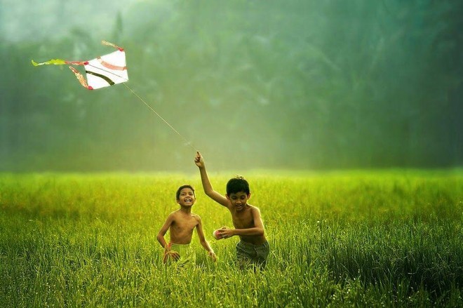 Lũ trẻ say mê với trò làm diều thả vút lên trời những ngày cả gió