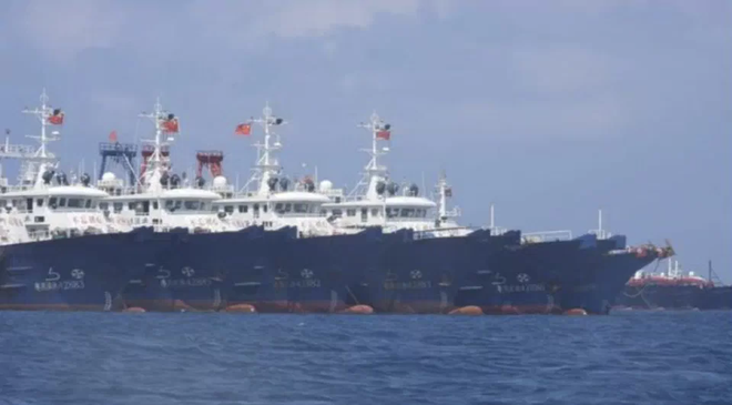 Hàng trăm tàu dân binh Trung Quốc neo đậu tại một khu vực ở Biển Đông Hàng trăm tàu dân binh Trung Quốc neo đậu tại một khu vực ở Biển Đông