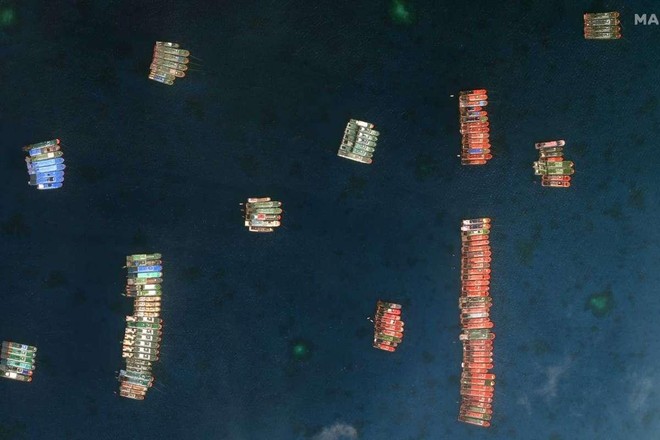Đội tàu dân binh Trung Quốc neo đậu trái phép gần đảo Sinh Tồn Đông thuộc quần đảo Trường Sa của Việt Nam Đội tàu dân binh Trung Quốc neo đậu trái phép gần đảo Sinh Tồn Đông thuộc quần đảo Trường Sa của Việt Nam