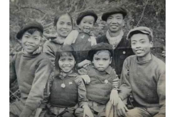 Gia đình họa sĩ Tô Ngọc Vân chụp tại Việt Bắc khoảng năm 1950 thế kỷ trước. Tất cả nam giới đều đội mũ và mũ nồi đã trở thành một phần hình ảnh của họa sĩ Việt Nam