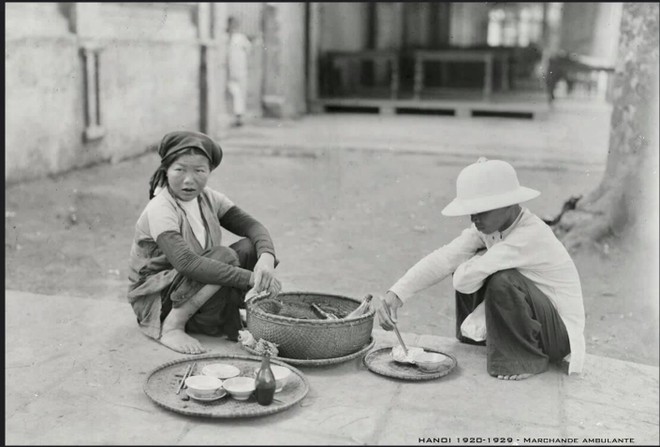 Thúng bánh cuốn đội đầu bán rong ở Hà Nội năm 1920 Thúng bánh cuốn đội đầu bán rong ở Hà Nội năm 1920