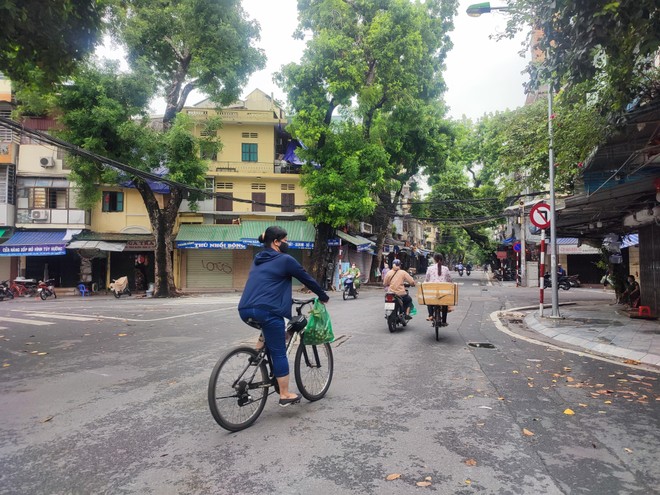 Phải hai, ba ngày mới được đi chợ gần nhà một lần - Ảnh: Phú Khánh