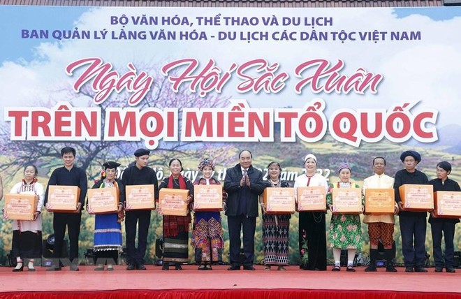 Chủ tịch nước Nguyễn Xuân Phúc tặng quà cho đại diện các dân tộc Chủ tịch nước Nguyễn Xuân Phúc tặng quà cho đại diện các dân tộc