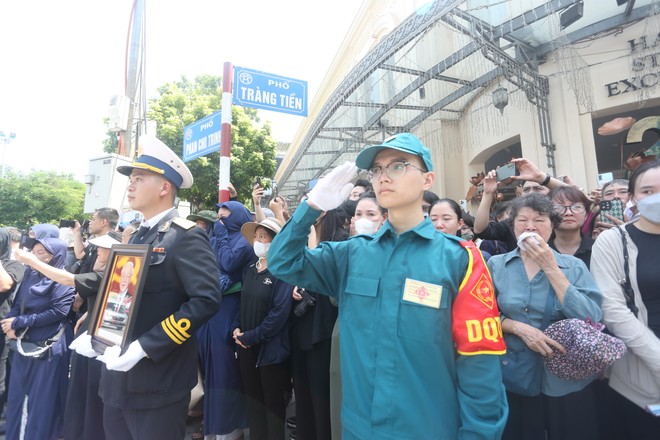 Người dân xếp hàng trên các tuyến phố tiễn biệt Tổng Bí thư Nguyễn Phú Trọng - Ảnh: LAM THANH