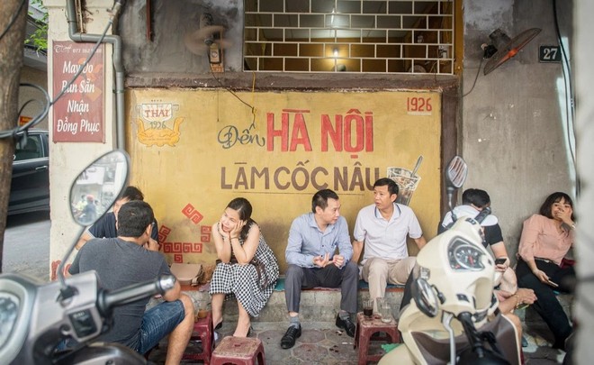 Cà phê vỉa hè không phải là mới, mà từ lâu Hà Nội đã tồn tại những quán này