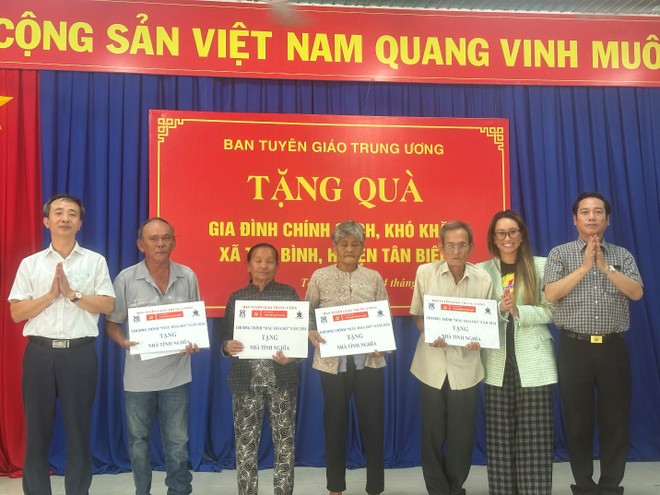 Chị Vũ Phương Thanh, đại diện Công ty Tân Hiệp Phát trao tặng chi phí hỗ trợ xây nhà tình nghĩa cho các gia đình chính sách tại xã Tân Bình, huyện Tân Biên, tỉnh Tây Ninh vừa qua Chị Vũ Phương Thanh, đại diện Công ty Tân Hiệp Phát trao tặng chi phí hỗ trợ xây nhà tình nghĩa cho các gia đình chính sách tại xã Tân Bình, huyện Tân Biên, tỉnh Tây Ninh vừa qua