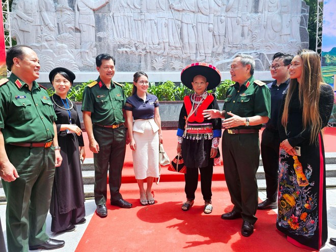 Chị Vũ Phương Thanh (bên phải), đại diện Công ty Tân Hiệp Phát cùng các đại biểu hào hứng nghe các câu chuyện kể về truyền thống Quân đội nhân dân anh hùng Chị Vũ Phương Thanh (bên phải), đại diện Công ty Tân Hiệp Phát cùng các đại biểu hào hứng nghe các câu chuyện kể về truyền thống Quân đội nhân dân anh hùng