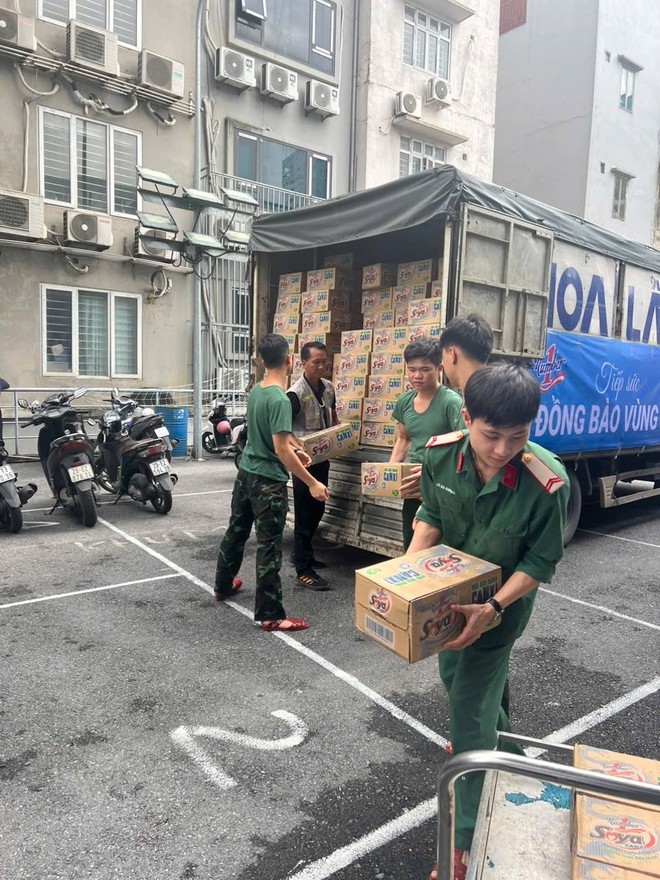 Các đơn vị quân đội tiếp nhận các sản phẩm thức uống tốt cho sức khỏe của Tân Hiệp Phát để giúp người dân vùng lũ tiếp thêm năng lượng, tăng cường sức khỏe trước những khó khăn, thách thức để sớm ổn định cuộc sống Các đơn vị quân đội tiếp nhận các sản phẩm thức uống tốt cho sức khỏe của Tân Hiệp Phát để giúp người dân vùng lũ tiếp thêm năng lượng, tăng cường sức khỏe trước những khó khăn, thách thức để sớm ổn định cuộc sống