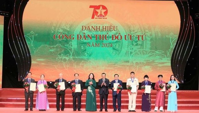 Trung tá Nguyễn Anh Tuấn - Trưởng Công an phường Láng Hạ (thứ tư từ phải sang) được vinh danh Công dân Thủ đô ưu tú