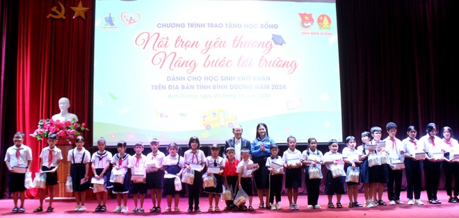 Công ty Tân Hiệp Phát phối hợp với Tỉnh đoàn Bình Dương trao tặng 200 suất học bổng cho các em học sinh có hoàn cảnh khó khăn trên địa bàn Công ty Tân Hiệp Phát phối hợp với Tỉnh đoàn Bình Dương trao tặng 200 suất học bổng cho các em học sinh có hoàn cảnh khó khăn trên địa bàn