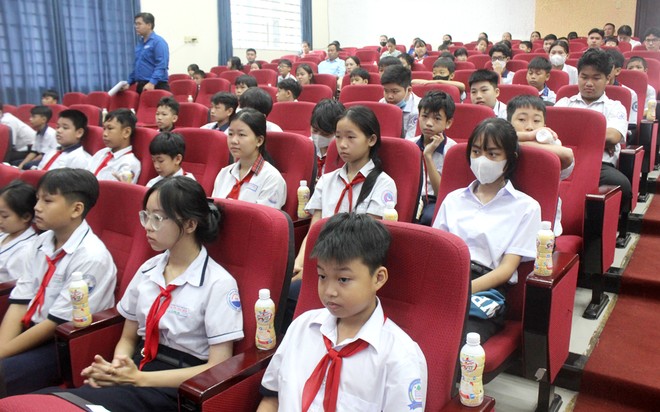 200 em học sinh nhận học bổng “Nối trọn yêu thương - Nâng bước tới trường” đều là những tấm gương tiêu biểu trong phong trào thi đua vượt khó học tốt, rèn luyện tốt của tỉnh 200 em học sinh nhận học bổng “Nối trọn yêu thương - Nâng bước tới trường” đều là những tấm gương tiêu biểu trong phong trào thi đua vượt khó học tốt, rèn luyện tốt của tỉnh