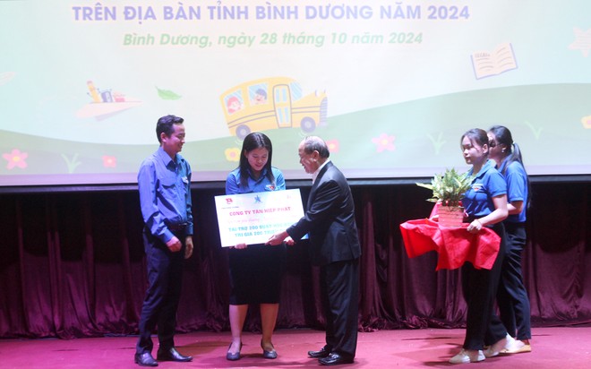 Ông Nguyễn Văn Tư - Giám đốc điều hành ngành sản xuất Công ty Tân Hiệp Phát trao bảng tượng trưng 200 suất học bổng trị giá 200 triệu đồng Ảnh: Trần Khánh Ông Nguyễn Văn Tư - Giám đốc điều hành ngành sản xuất Công ty Tân Hiệp Phát trao bảng tượng trưng 200 suất học bổng trị giá 200 triệu đồng Ảnh: Trần Khánh