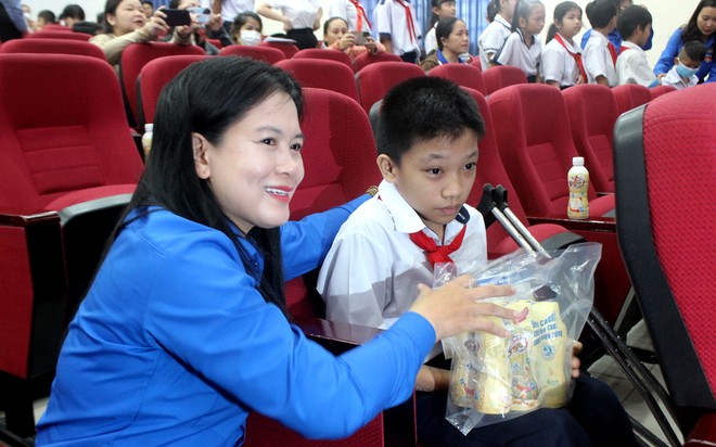 Bà Trần Thị Diễm Trinh - Bí thư Tỉnh đoàn Bình Dương trao tặng quà và học bổng cho học sinh Bà Trần Thị Diễm Trinh - Bí thư Tỉnh đoàn Bình Dương trao tặng quà và học bổng cho học sinh