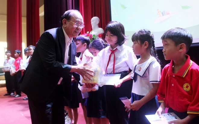 Ông Nguyễn Văn Tư trao tặng học bổng cho học sinh có hoàn cảnh khó khăn của tỉnh Bình Dương Ông Nguyễn Văn Tư trao tặng học bổng cho học sinh có hoàn cảnh khó khăn của tỉnh Bình Dương