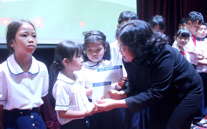 Bà Nguyễn Trường Nhật Phượng - Phó Chủ tịch HĐND tỉnh Bình Dương trao học bổng và ân cần thăm hỏi hoàn cảnh của học sinh Bà Nguyễn Trường Nhật Phượng - Phó Chủ tịch HĐND tỉnh Bình Dương trao học bổng và ân cần thăm hỏi hoàn cảnh của học sinh