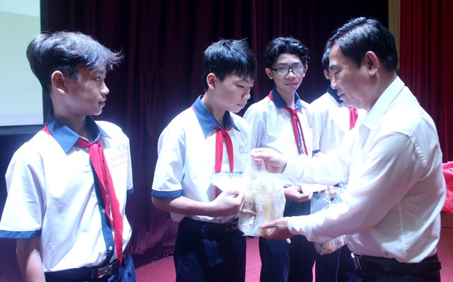 Ông Nguyễn Văn Minh - Bí thư Thành ủy TP Thuận An trao học bổng cho các em học sinh Ông Nguyễn Văn Minh - Bí thư Thành ủy TP Thuận An trao học bổng cho các em học sinh