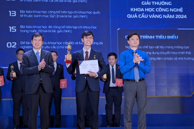 Thứ trưởng Bộ Khoa học và Công nghệ Bùi Thế Duy và anh Nguyễn Minh Triết - Bí thư Trung ương Đoàn, Chủ tịch Trung ương Hội Sinh viên Việt Nam trao Giải thưởng Quả cầu Vàng 2024 cho các tài năng trẻ Thứ trưởng Bộ Khoa học và Công nghệ Bùi Thế Duy và anh Nguyễn Minh Triết - Bí thư Trung ương Đoàn, Chủ tịch Trung ương Hội Sinh viên Việt Nam trao Giải thưởng Quả cầu Vàng 2024 cho các tài năng trẻ