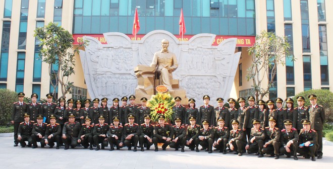 Cán bộ chiến sĩ Phòng An ninh điều tra dâng hương tượng đài Chủ tịch Hồ Chí Minh tại trụ sở CATP Hà Nội Cán bộ chiến sĩ Phòng An ninh điều tra dâng hương tượng đài Chủ tịch Hồ Chí Minh tại trụ sở CATP Hà Nội