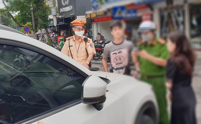 Lực lượng chức năng kiểm tra và lập biên bản vi phạm về hành vi đỗ xe không đúng nơi quy định đối với anh Nguyễn Anh Q.