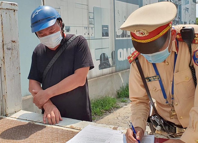 Tổ công tác Đội CSGT số 7, CATP Hà Nội tiến hành lập biên bản trường hợp anh T. vi phạm nồng độ cồn trong khi điều khiển phương tiện tham gia giao thông