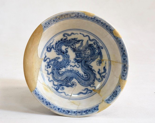 Đĩa hoa lam vẽ rồng, thời L&ecirc; sơ, thế kỷ 15. Nguồn: Viện Nghi&ecirc;n cứu Kinh th&agrave;nh