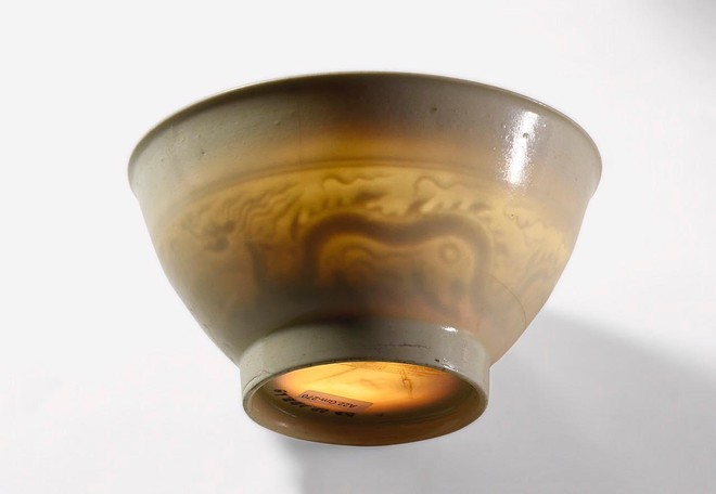 Bát sứ trắng mỏng thấu quang in nổi hình rồng và chữ Quan, thời Lê sơ, thế kỷ 15. Nguồn: Viện Nghiên cứu Kinh thành Bát sứ trắng mỏng thấu quang in nổi hình rồng và chữ Quan, thời Lê sơ, thế kỷ 15. Nguồn: Viện Nghiên cứu Kinh thành