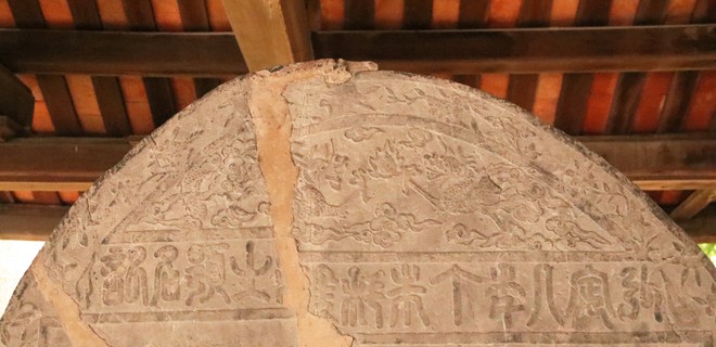 “Lưỡng long tranh châu” trang trí trên trán bia tiến sĩ năm 1607 “Lưỡng long tranh châu” trang trí trên trán bia tiến sĩ năm 1607