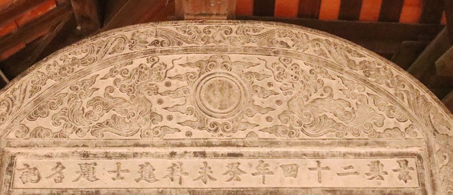 Lưỡng long hóa mây chầu nhật nguyệt” trang trí trên trán bia tiến sĩ năm 1763 (ảnh: Văn Miếu Quốc Tử Giám) Lưỡng long hóa mây chầu nhật nguyệt” trang trí trên trán bia tiến sĩ năm 1763 (ảnh: Văn Miếu Quốc Tử Giám)
