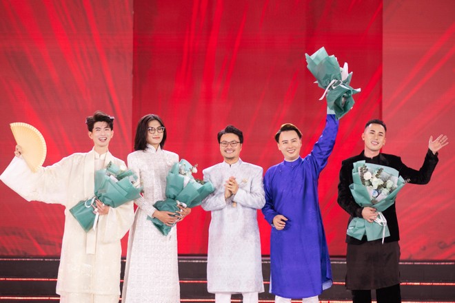 Để lan tỏa hành trình văn hóa, đưa giá trị truyền thống và niềm tự hào dân tộc cuộc thi, đạo diễn Hoàng Nhật Nam - Tổng đạo diễn Hoa hậu Quốc gia Việt Nam 2024 đã dành trọn sự tâm huyết và sáng tạo để tạo nên sân khấu kết hợp giá trị truyền thống và hiện đại