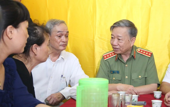 Bộ trưởng Bộ Công an Tô Lâm thăm hỏi, động viên gia đình Thượng tá Đặng Anh Quân Bộ trưởng Bộ Công an Tô Lâm thăm hỏi, động viên gia đình Thượng tá Đặng Anh Quân