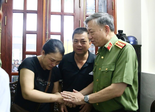 Bộ trưởng Tô Lâm sẻ chia, động viên bố mẹ Thượng uý Đỗ Đức Việt Bộ trưởng Tô Lâm sẻ chia, động viên bố mẹ Thượng uý Đỗ Đức Việt