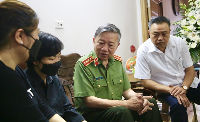 Bộ trưởng Bộ Công an Tô Lâm, Chủ tịch UBND TP Hà Nội Trần Sỹ Thanh thăm hỏi gia đình Hạ sỹ Nguyễn Đình Phúc Bộ trưởng Bộ Công an Tô Lâm, Chủ tịch UBND TP Hà Nội Trần Sỹ Thanh thăm hỏi gia đình Hạ sỹ Nguyễn Đình Phúc