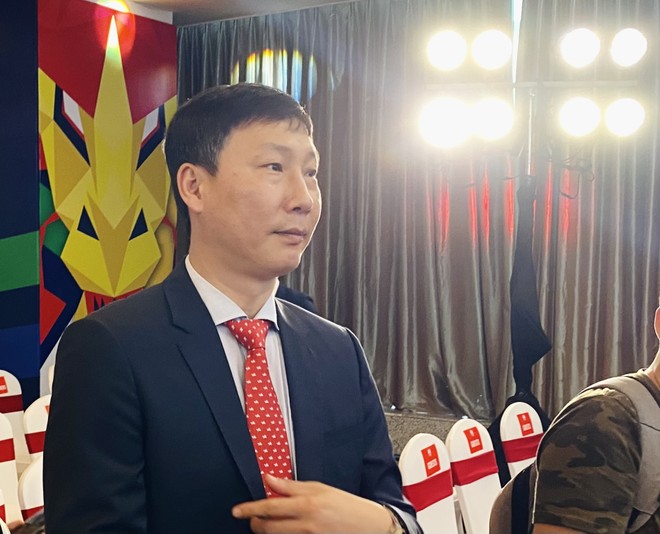 Lễ bốc thăm ASEAN Cup 2024 đánh dấu màn ra mắt, chào hỏi của tân HLV Kim Sang-sik với các quan chức, đồng nghiệp làng bóng Đông Nam Á