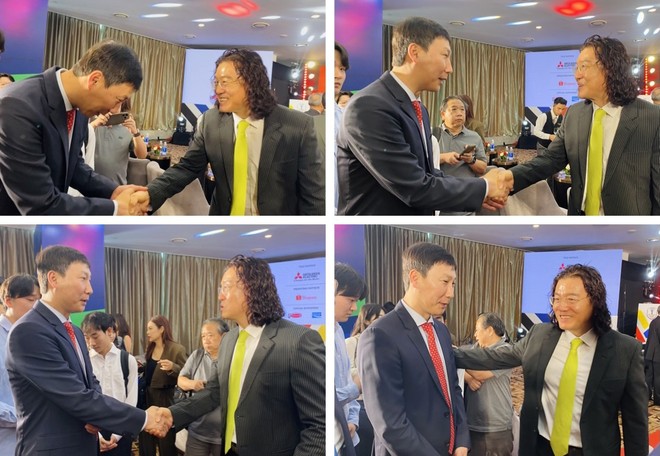 HLV Kim Sang-sik cúi đầu bắt tay chào hỏi và cảm ơn những lời động viên từ đàn anh đồng hương Kim Pan-gon