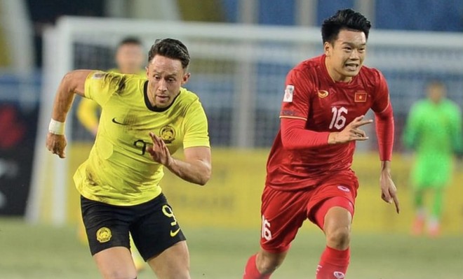 Tuyển Malaysia (trái) muốn mời tuyển Việt Nam đá giao hữu nhưng bất thành