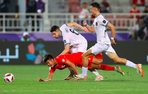 Tuyển Việt Nam (áo đỏ) chính thức bị loại trước khi đá trận cuối với Iraq Tuyển Việt Nam (áo đỏ) chính thức bị loại trước khi đá trận cuối với Iraq