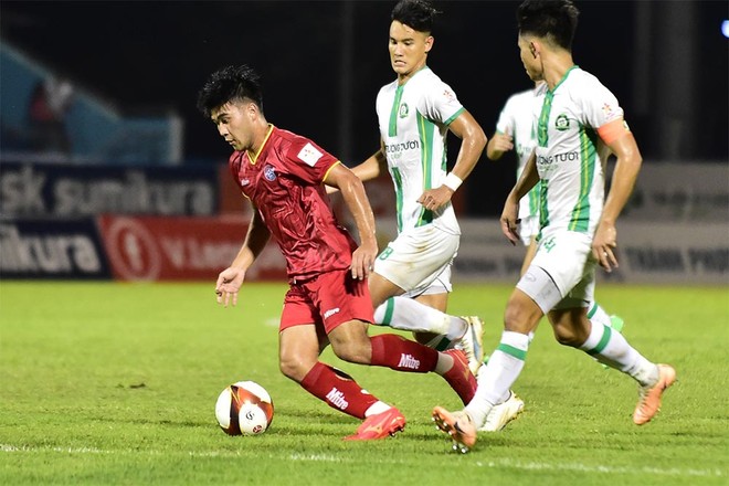 PVF-CAND (áo đỏ) đang lợi thế hơn Bình Phước ở cuộc đua suất dự trận play-off tranh vé lên chơi V-League 2024/25