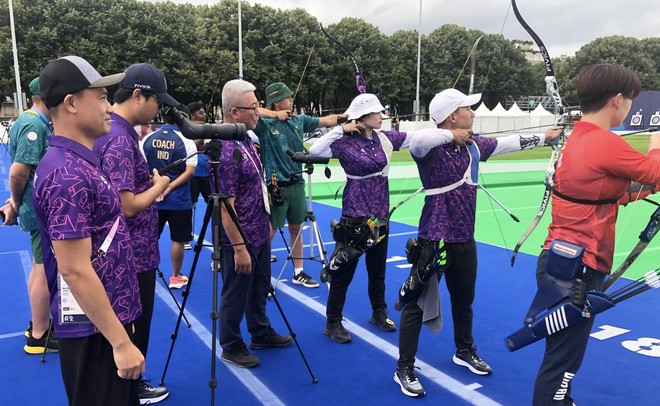 Đội tuyển bắn cung Việt Nam tập làm quen trường bắn tại Olympic Paris