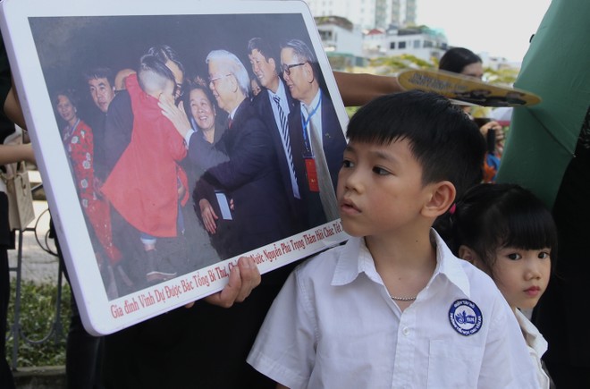 Kỷ niệm đẹp về lần được &quot;ông Trọng&quot; bế, ân cần thăm hỏi và gửi lời chúc sẽ theo cậu bé Mai Phúc Hưng suốt cuộc đời