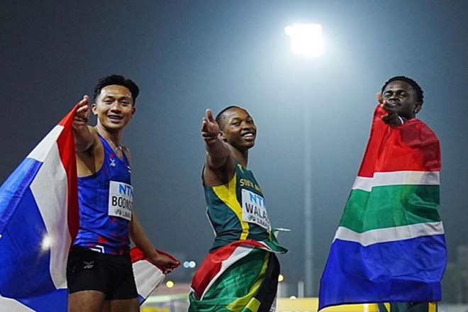 Puripol Boonson (bên trái) cùng hai VĐV Nam Phi trên bục nhận huy chương chạy 100m giải điền kinh trẻ thế giới 2024 Puripol Boonson (bên trái) cùng hai VĐV Nam Phi trên bục nhận huy chương chạy 100m giải điền kinh trẻ thế giới 2024