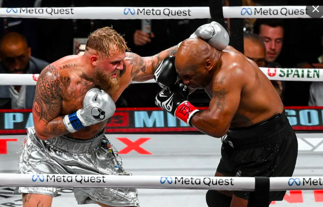 Mike Tyson (quần đen) thua điểm sau 8 hiệp đấu với Jake Paul